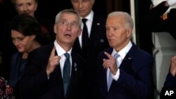 Tổng thống Mỹ Joe Biden, phải, và Tổng thư ký NATO Jens Stoltenberg xem máy bay bay chào mừng Thượng đỉnh NATO tại Tòa Bạch Ốc ngày 10/7/2024.