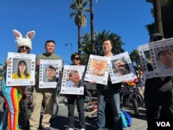 2023年11月19日星期日上午1100,洛杉矶人权组织“视觉艺术家协会”与中国异议人士齐聚帕萨迪纳老城区,与杜达游行队伍共同沿街游行,呼吁中国政府释放香港和中国的政治犯。” (美国之音 张木林)