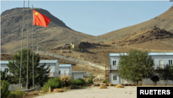 资料照:阿富汗洛加尔省的一个铜矿附近的中国国旗