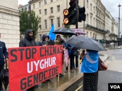 拉希玛·马哈穆特(Rahima Mahmut), 世界维吾尔代表大会英国主任, 在抗议活动中发表讲话 (美国之音/李伯安)