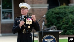 资料照片:2023年7月10日,美国海军陆战队代理司令埃里克·史密斯将军在华盛顿海军陆战队军营发表讲话。