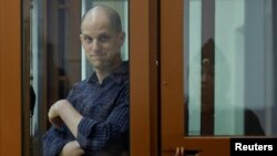 因间谍罪受审的《华尔街日报》记者埃文·格什科维奇(Evan Gershkovich)在俄罗斯叶卡捷琳堡庭审前出现在被告围栏内。(2024年6月26日)
