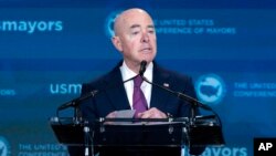 资料照片:美国国土安全部长马约尔卡斯在美国市长会议冬季会议上发表讲话。(2024年1月18日)