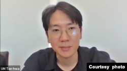 Sutradara film "Concrete Utopia," Um Tae-hwa saat diwawancara oleh VOA Indonesia (dok: zoom)