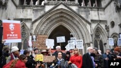 Прихильники Джуліана Ассанжа під будівлею суду в Лондоні 20 лютого 2024 р.