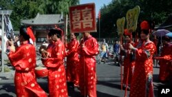 资料照:中国传统结婚送亲队伍出现在北京街头。(2010年9月12日)