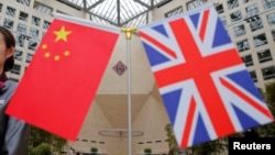 资料照:北京中国银行总行举行中英高层金融服务圆桌会期间摆放的英中国旗。(2016年7月22日)