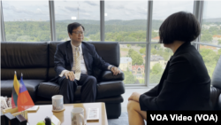 2023年7月13日,驻立陶宛台湾代表处代表黄钧耀在维尔纽斯的办公室接受美国之音记者莉雅的专访。