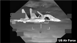 2023年10月24日,美国空军一架B-52的屏幕截图显示了中国的歼-11战斗机与其距离不足三米。