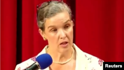 美国在台协会驻台北处长孙晓雅2023年12月4日在台湾大学发表讲话。(照片来自路透社视频截图)