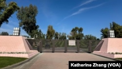 2023年11月4日(星期六)上午,美国气候特使约翰·克里和中国气候特使解振华在加利福尼亚州兰乔米拉日的Sunnylands度假村内召开会议-Sunnylands度假村入园大门关闭。(记者张木林2023年11月4日拍摄)