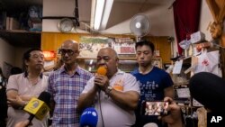 2023年6月30日,民间电台创办人曾健成在最后一次节目播出前向记者发表讲话。(美联社照片)