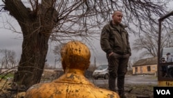 负责恰索夫亚尔行政管理的德米特里耶夫。(2023年4月3日,美国之音博夏特拍摄)