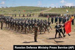 中国军队在俄罗斯远东地区举行的中俄联合军演中列队行进。(2022年8月31日)