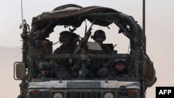 一辆载有以色列士兵的军车在以色列和加沙的边境附近行驶。(2024年2月12日)
