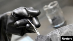 资料照片:2022年5月18日,在德国萨尔茨吉特的大众汽车电池生产试验线上使用的石墨粉。(路透社照片)