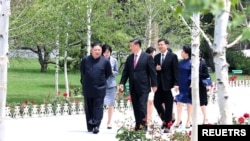 朝鲜领导人金正恩在中国国家主席习近平访问平壤期间与其一起散步。(2019年6月21日)