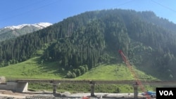 在佐吉拉山口隧道附近正在建造的桥梁,将连接起克什米尔山谷和拉达克。(美国之音比拉勒·侯赛因摄)