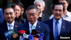 资料照:台湾民众党主席柯文哲在台北对媒体讲话。台湾国民党总统候选人侯友宜(左)与台湾前总统马英九(右)在旁倾听。(2023年11月15日)