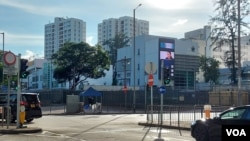 位于香港市区的荔枝角收押所是囚犯判到监狱服刑前的中转站。由于政府近年对异见者未审先囚,因此多名男性政治犯已在此被扣押超过3年 (美国之音)