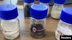 资料照片:越南稀土股份公司的稀土氧化物样品。(2023年9月7日)