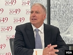 美国退役海军陆战队上校纽瑟姆在2049项目研究所谈新书《当中国攻击时》。(2023年3月29日,美国之音锺辰芳拍摄)