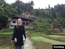 美国政治网媒《Axios》中国记者贝书颖(Bethany Allen)2016年于中国贵州的一个少数民族地区进行采访。(照片提供: 贝书颖)