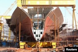 资料照:中国山东威海的黄海造船厂工人在做工。(2018年11月6日)