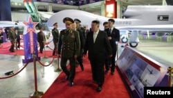 朝鲜领导人金正恩与俄罗斯国防部长绍伊古参观朝鲜为纪念韩战70周年而举行的一个军备展。(2023年7月27日)