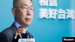 资料照片:台湾民众党主席柯文哲在台北对媒体讲话。(2023年11月18日)