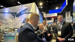 台湾海军司令唐华上将(左2)与通用原子航空系统代表讨论MQ-9B空中卫士无人机功能。(2024年4月8日,美国之音锺辰芳拍摄)