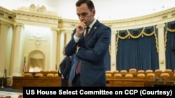 资料照片:美国国会众议院中共问题特设委员会2023年4月19日在委员会进行台海冲突兵棋推演。图为委员会主席、共和党联邦众议员麦克·加拉格尔在兵棋推演桌前思考。(众议院中共问题特设委员会提供)