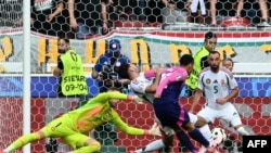 ဂျာမဏီအလယ်တန်း ကစားသမား Jamal Musiala (၁၀) ဂိုးကန်သွားနေစဉ် (AFP)