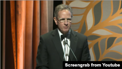 美国前财政部长盖特纳(Timothy Geithner)在美中关系全国委员会2023年会上宣读拜登总统的贺信。(YouTube截图)