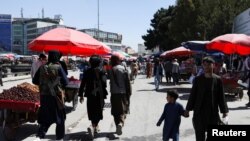 资料照片:2021年9月17日,塔利班士兵走在阿富汗喀布尔的一条街道上。(路透社照片)