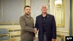美国前副总统彭斯与乌克兰总统泽连斯基在会谈前握手。(2023年6月29日)