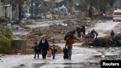 一些巴勒斯坦人2023年11月27日在停战期间逃离加沙北部向南迁移。