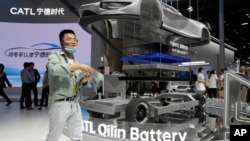 中国电池制造公司宁德时代在北京2024汽车展上的展台。(2024年4月25日)