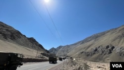 前往印度拉达克的军队车队。(美国之音比拉勒·侯赛因摄)