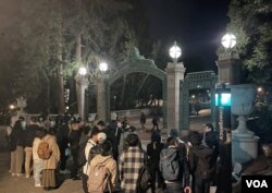 11月28日晚,在伯克利校园标志性的百年萨瑟门,旧金山湾区的学生和居民举办了了纪念白纸运动一周年的纪念活动(美国之音/周星辰)
