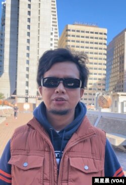 2023年11月8日,旧金山居民高明在旧金山花园角民主女神像前表示,他将参加抗议习近平的活动。(周星晨拍摄)