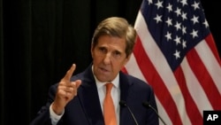 资料照:美国气候特使克里与中国国家副主席韩正在北京举行会谈后在记者会上讲话。(2023年7月19日)