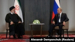 俄罗斯总统普京于2022年9月15日在乌兹别克斯坦撒马尔罕举行的上海合作组织峰会期间会见伊朗总统易卜拉欣·莱西。(图片来自路透社)