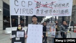 11月16日，全美各地几百名中国民运人权人士、法轮功信仰群体以及西藏、新疆、香港独立运动人士组成的抗议人群在旧金山APEC会场和习近平下榻的凯悦酒店附近抗议中共独裁、抗议习近平暴政。最中间的抗议者是中国留学生徐仕耿 (美国之音/周星晨)