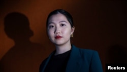 被香港当局通缉的香港民主委员会(HKDC)执行总监郭凤仪在美国华盛顿接受路透社采访。(2023年7月10日)