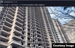 河南抖音用户“住进烂尾楼的快乐生活”12月1日重回烂尾楼盘现场,望楼感叹:“一年了,我的楼依然是没有动工”(截自河南抖音用户“住进烂尾楼的快乐生活”的视频截图)。
