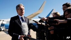 Ngoại trưởng Mỹ Antony Blinken phát biểu với các phóng viên tại căn cứ không quân Andrews ở Maryland, ngày 2/11/2023, trước khi lên máy bay đến Trung Đông và châu Á.