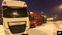 Фото від грудня 2023 року: Українські водії на кордоні з Польщею