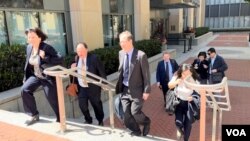 8月29日下午,李锐日记归属案当天的庭审结束后,李锐女儿李南央夫妇(右后方)和律师们走出在奥克兰的加利福尼亚北区联邦地区法院。(美国之音 周星晨拍摄)