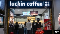 资料照:北京的一家瑞幸咖啡店(2023年9月4日),这个这个咖啡连锁品牌因财务造假丑闻而一度耽搁出海战略,如今正再度拾起向中国之外市场进军的计划。